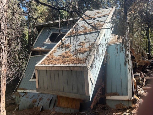 Fire-damaged house in Crestline before demolition
